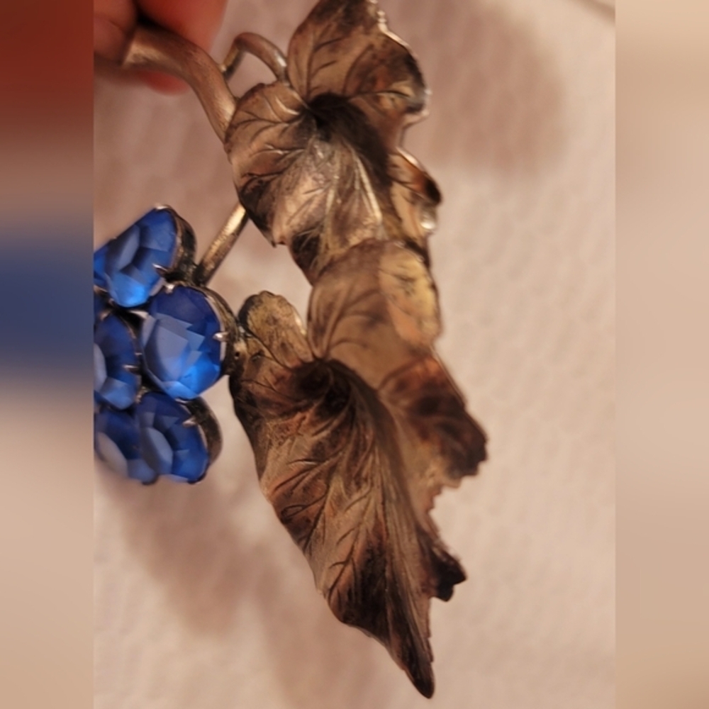Vintage‎ Sterling Silver Brooch With Blue Glass Grapes - Picture 11 of 13